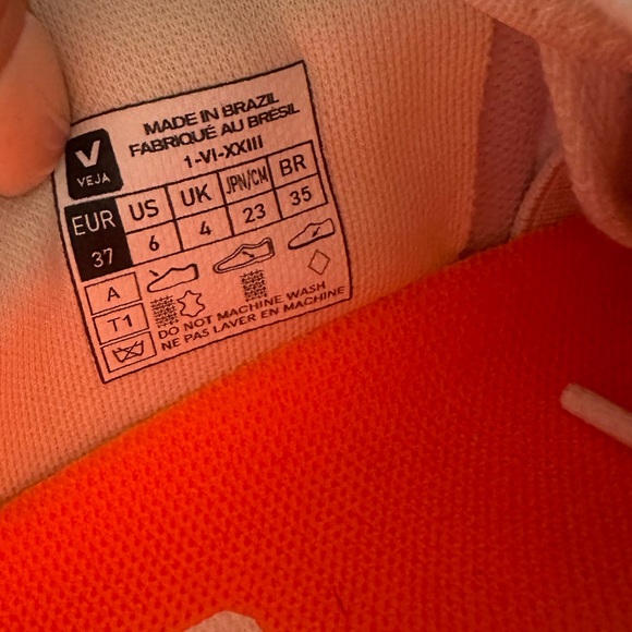 VEJA Women's Venturi Low Top Sneakers - Picture 13 of 13